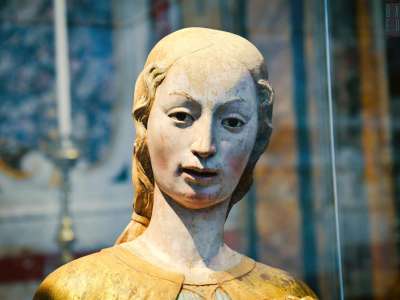Veniamo colpiti dal delicato viso e dallo sguardo fiero di un�elegante fanciulla che va incontro al suo destino con grazia guerresca
